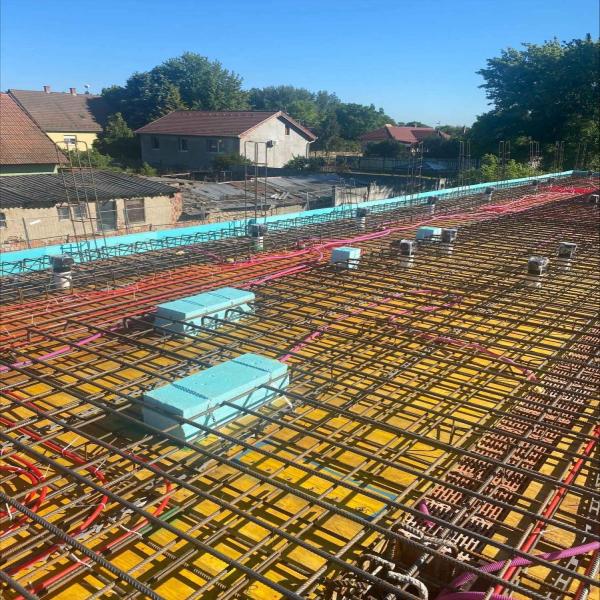 A padlófűtés csövezése elkészült.