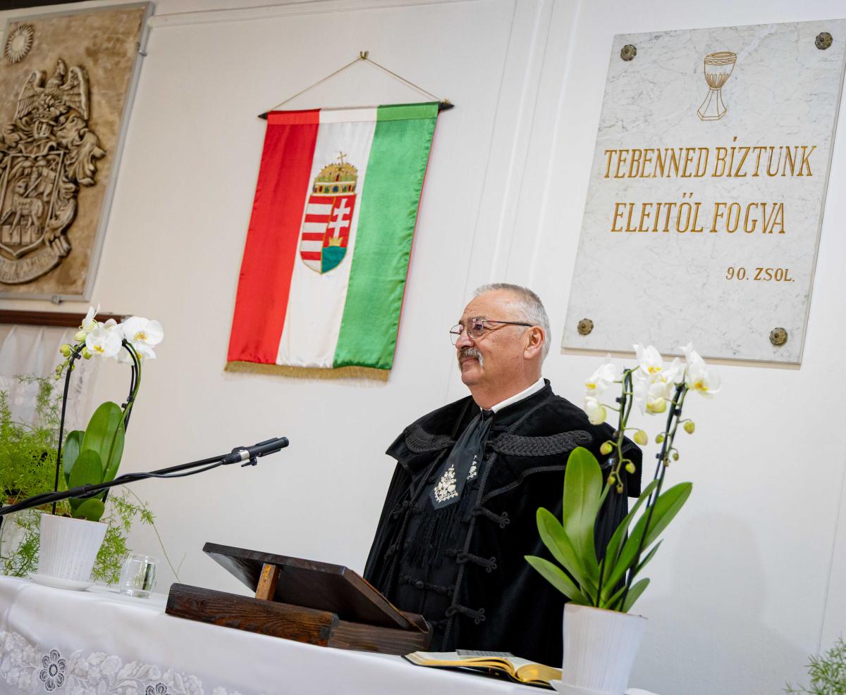 Nagytiszteletű Takaró András esperes úr az ünnepi istentisztelet igehirdetője.